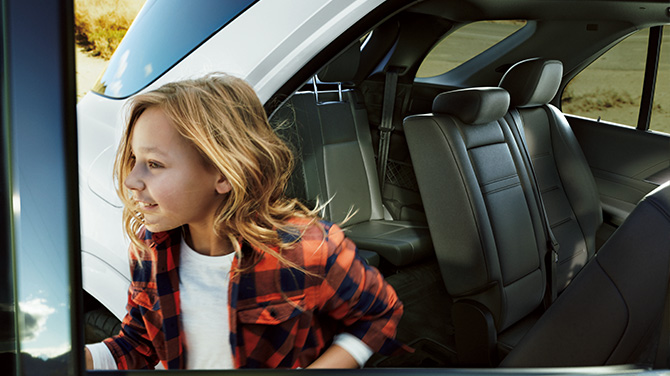 お子様にもメルセデス・ベンツの安心·安全を。|Mercedes-Benz Tips